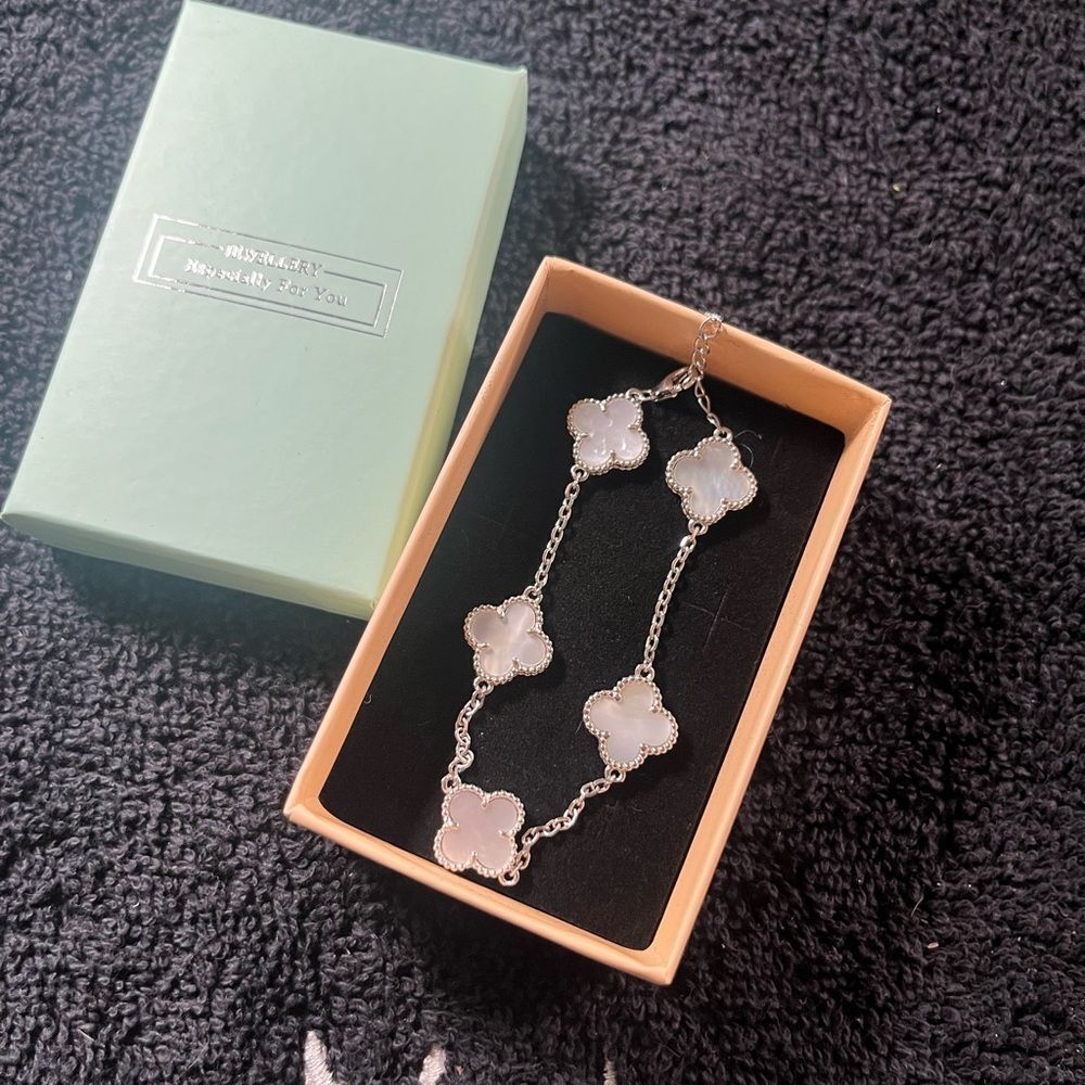 Motif‎ four leaf clover mother of pearl Alhambra silver bracelet